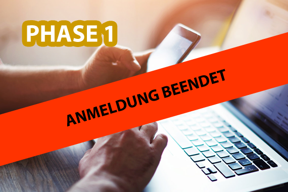 Anmeldung zur Phase 1 ist beendet Ansicht von zwei Händen einer Person auf einem Tisch. Die eine Hand hält ein Handy, die andere bewegt den Cursor auf einem Laptop. Oben links ist der Schriftzug 'Phase 1' eingeblendet. Im Vordergrund ist zudem ein roten Balken quer über das Bild gelegt mit der Schrift 'Anmeldung beendet'.